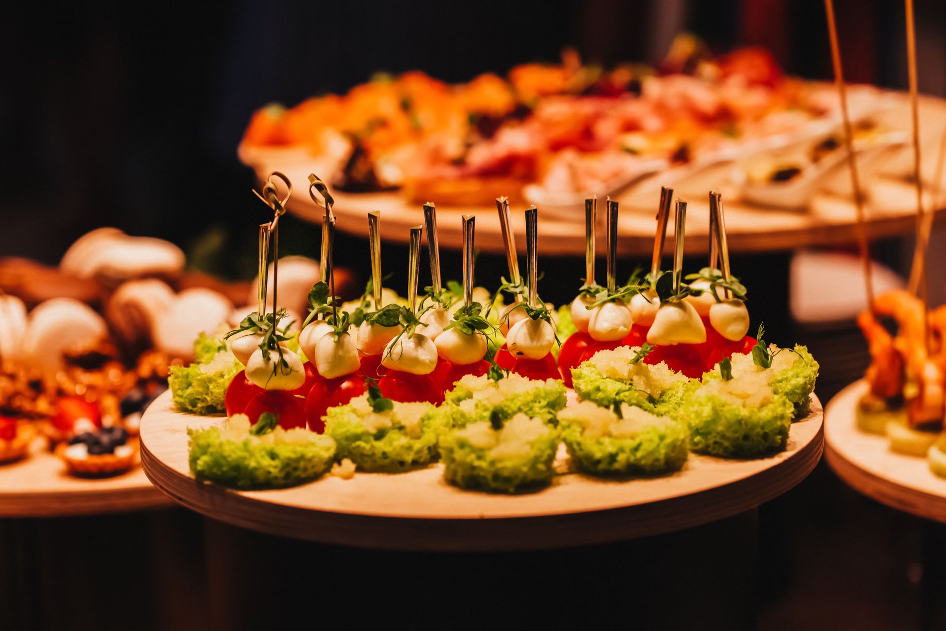Exquisite Event-Präsentation mit Früchten und Canapés
