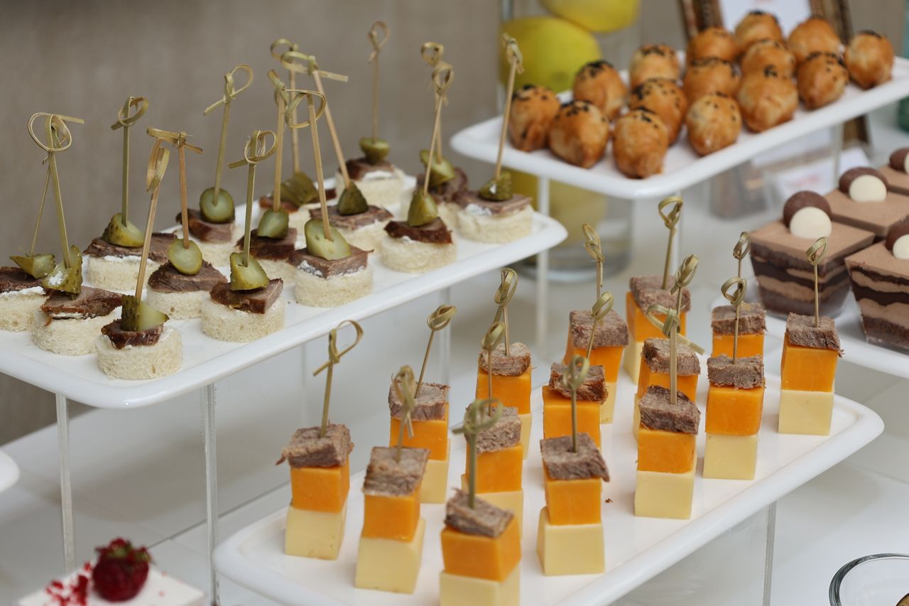 Fein arrangierte Canapés auf gestuften Platten