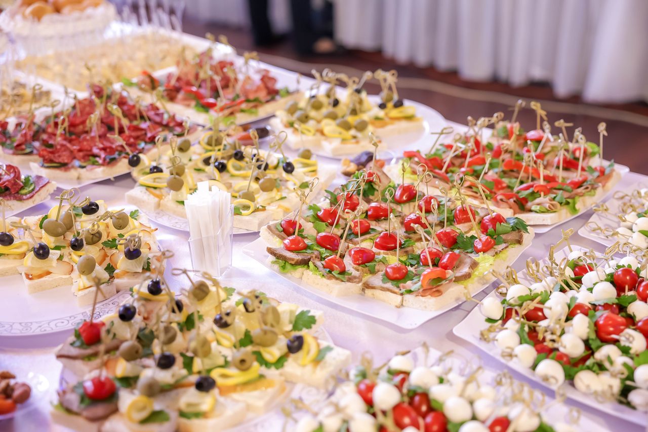 Hochzeits-Canapés in eleganter Anordnung